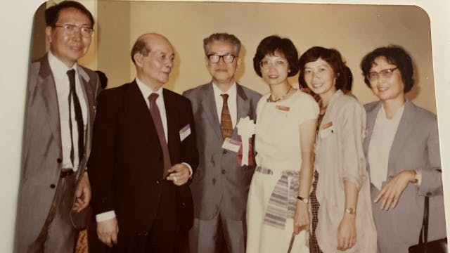 1986年東京IBBY世界大會照片,中國作家嚴文井先生(右二),JBBY會長永井道雄先生(左二)。(作者提供)