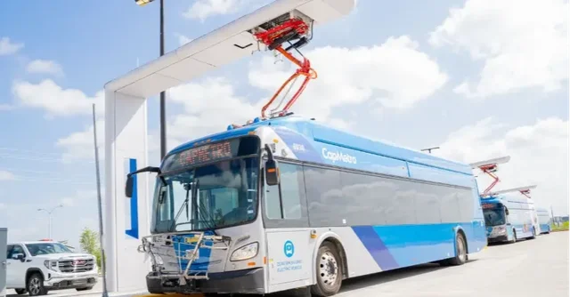 奧斯汀電動公車擴充充電設施，架空集電弓支援路線終點補電