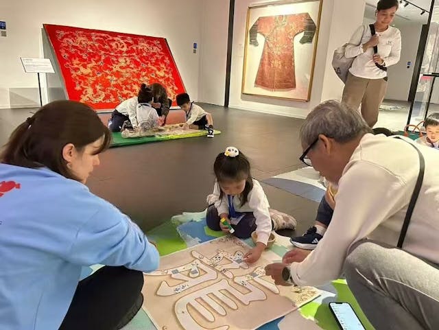 博物館根據展覽的主題設計填色遊戲、展品二維碼等的課外教材,提供不一樣的學習體驗。專題研討會和講座也為家長和學生提供更多獲取知識的渠道,相輔相成。