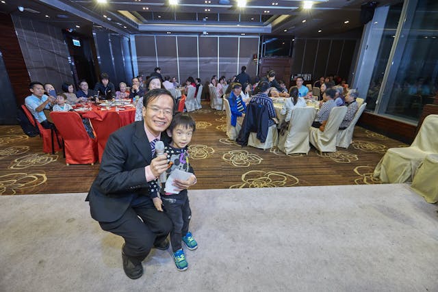 董教授的三個兒子自幼耳濡目染，都喜愛粵語吟誦。圖為董教授與其長子董庭溱（當時六歲）在三子庭匡的百日宴上表演吟誦。