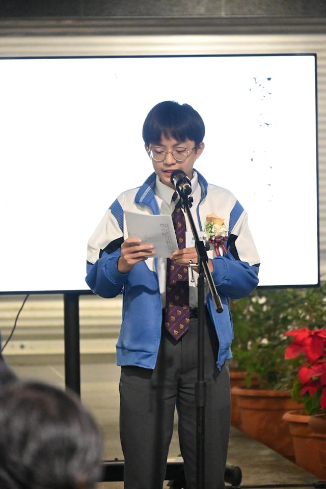15歲中三學生鍾明浩因朗誦比賽接觸吟誦，坦言起初覺得奇特，練習時最難的是用情感表達詩文內涵。圖為他於2024年「露港秋唱」活動中吟誦經典作品。