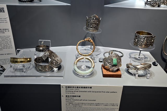 此展櫃匯集跨越時空的銀飾珍品,從古樸紋樣到近代工藝,以地域與時代的流變為線索,引領觀眾漫步銀飾美學的演進長河。