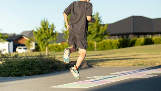 六面建構法怎樣開發幼稚園民間遊戲課程──以跳格子為例