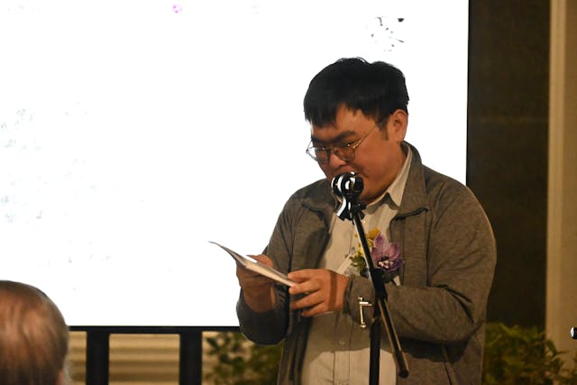 香港中文大學中文系校友羅劍創老師自幼熱愛嶺南文化，圖為他在2024年「露港秋唱」活動中吟誦經典。
