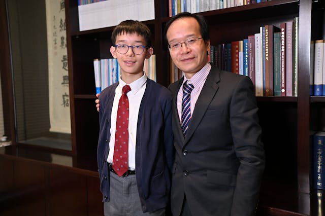 香港珠海學院董就雄教授將吟誦融入家庭教育，其長子董庭溱薰陶漸染，五歲便能吟誦《歸去來兮辭》。