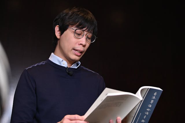 蕭教授期待粵語吟誦能在中文系學生中播下種子,未來或有師生傳承這一藝術形式,便是最好的發展。圖為他現場示範粵語吟誦。