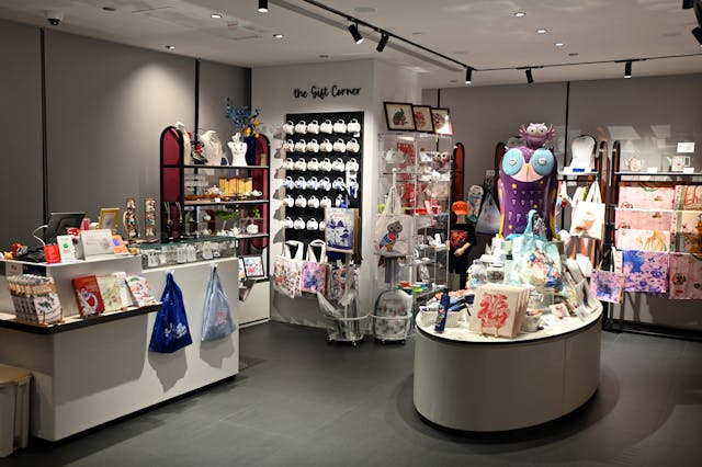 古魏博物館以館內藏品的圖案為靈感,設計出豐富的文創產品供大眾選購,圖為其精緻的紀念品商店。