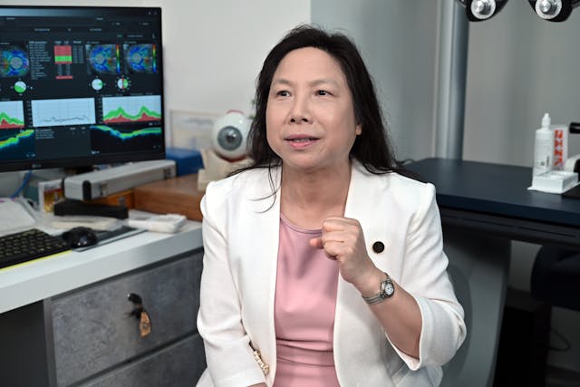葉笑麗是香港理工大學第一屆眼科視光學學士畢業生,她表示理大是本地唯一培訓視光師的高等學府,畢業生專業水準獲澳洲等多國認可。(文灼峰攝)