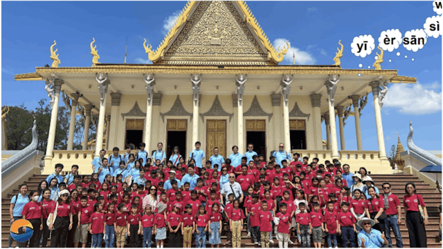 去年在柬埔寨與穿紅色校服的小學生用普通話數「一、二、三」。（作者提供）