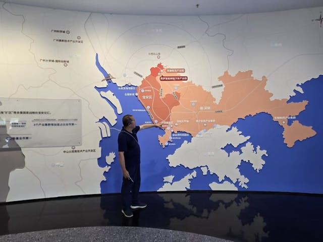 深圳市深港科技合作促進會會長、深港產學研基地深港發展研究院執行院長張克科先生作深圳高新區簡介?(作者提供)