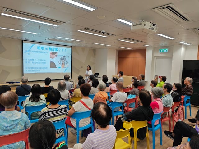 葉笑麗在地區康健中心主持眼睛健康講座。(圖片由受訪者提供)