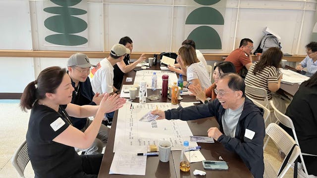 參與者玩「盲點桌遊」其樂融融的情境。