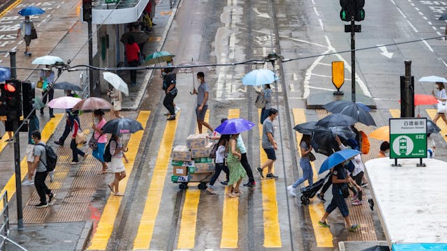 政府需透過跨政策跨部門，連同官商民的三方力量來重整社會結構與文化，以減少造成市民身心靈失衡和人際關係緊張的高壓生活環境而產生的各樣精神健康問題。（Shutterstock）