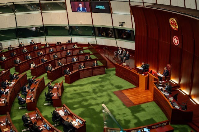 作為香港管治架構中的重要成員的立法會,其成員必須有責任、有擔當和有勇氣,一方面向特區政府提供對國家和香港發展有利的意見和建議,另一方面則負起督促、激勵和幫助特區政府盡職履責的責任。(Shutterstock)