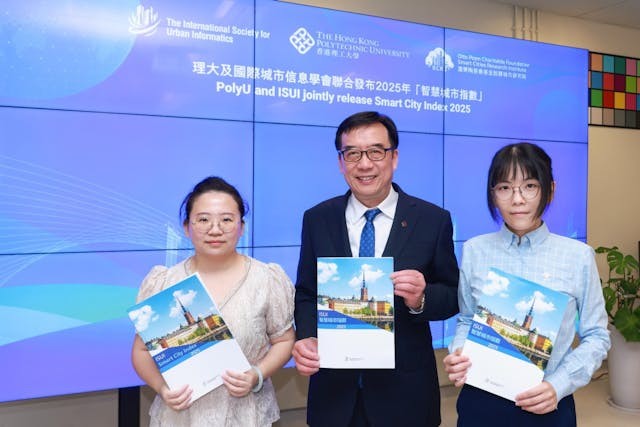 理大潘樂陶慈善基金智慧城市研究院院長、地理資訊系統及遙感講座教授、國際城市信息學會主席史文中教授及其團隊於傳媒簡報會上，分享2025年「智慧城市指數」排名。（左起）理大土地測量及地理資訊學系博士生石釩女士 、史文中教授 、土地測量及地理資訊學系研究助理教授張安舒博士。
