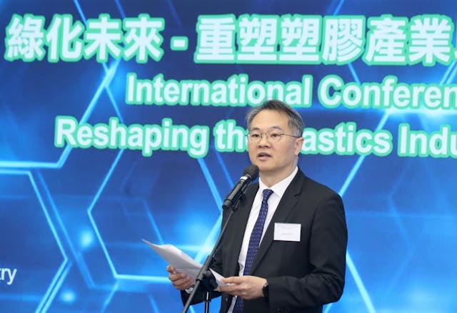 工業貿易署署長廖廣翔先生, JP,在開幕致辭時表示，如同其他傳統製造業，塑膠業在邁向可持續發展的轉型過程中既面對挑戰，但亦迎來機遇。