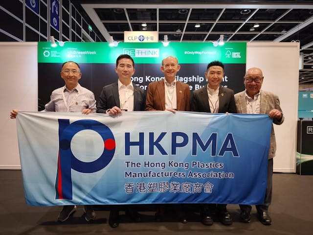 Dr. Chris DeArmitt (中) 出席ReThink HK擔任論壇嘉賓，深入剖析如何通過業界協作，實現循環供應鏈的有效運作。香港塑膠業廠商會多位代表出席支持，包括永遠名譽會長孫啟烈教授, BBS, JP (右一)、會長 孫榮聰先生(右二) 、主席許文偉(左二) 及副主席歐傑豪(左一)。