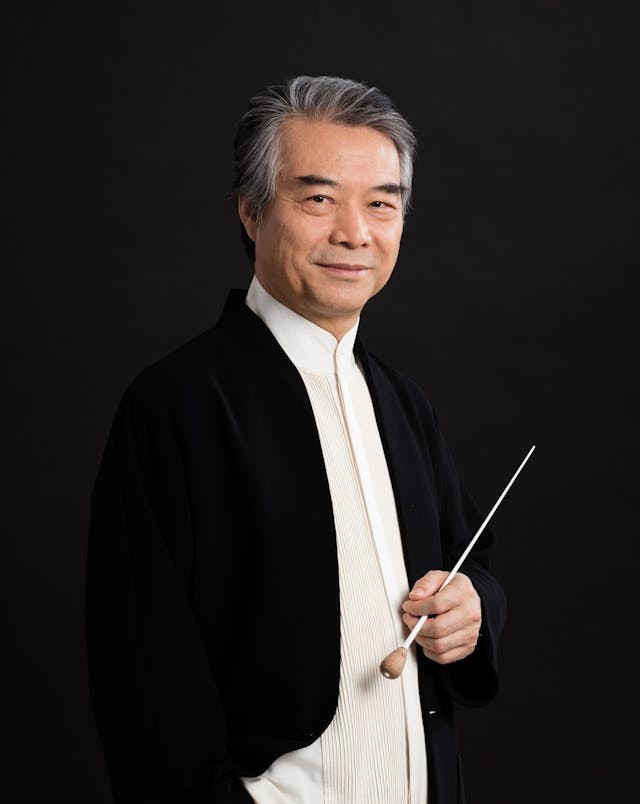 香港中樂團藝術總監兼終身指揮閻惠昌先生，自1997年6月起履任香港中樂團。1987年獲頒授中國首屆專業評級國家一級指揮。對文化發展的貢獻獲各地政府予以表揚，包括新加坡政府「2001年文化獎」、香港特別行政區銀紫荊星章、台灣2018傳藝金曲獎最佳指揮獎、國際演藝協會2022年卓越藝術家獎及第十七屆香港藝術發展獎－傑出藝術貢獻獎等。（香港中樂團提供）