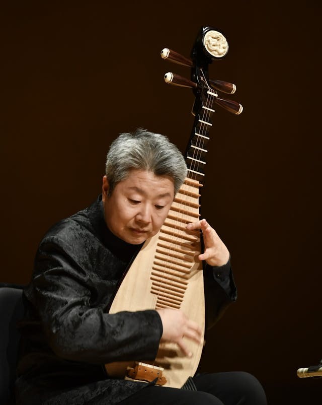 生於音樂世家的張強，六歲學習鋼琴，九歲隨父親張棣華學習琵琶。（香港中樂團提供）