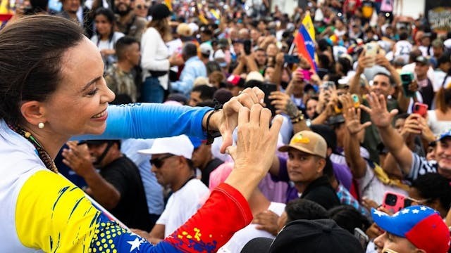 有評論擔心馬查多（左）的獲獎，會否合理化美國對委內瑞拉的軍事行動，把這侵略行為美化為打倒獨裁、推動民主。（馬查多Facebook）