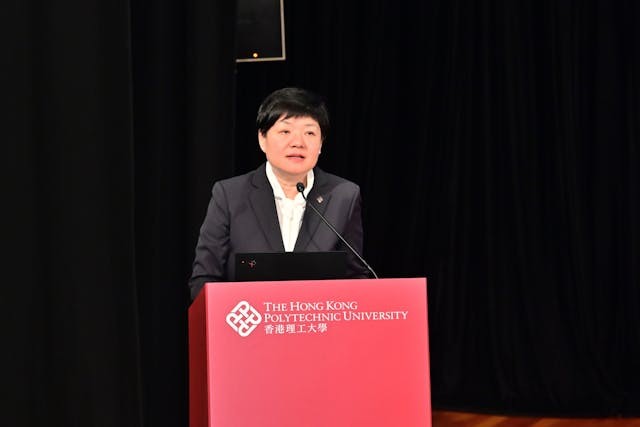 香港孔子學院院長盧峭梅博士並宣讀《數智賦能&middot;融通互鑒&mdash;&mdash;全球孔子學院香江論壇香港宣言》。