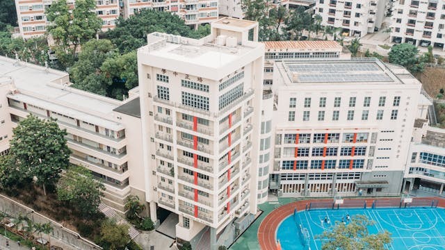 在培正中學的日子，更是一種「救贖與療癒」。是母校的中文老師，欣賞我的寫作，並說我有天份將來可以當作家。（培正中學校網）