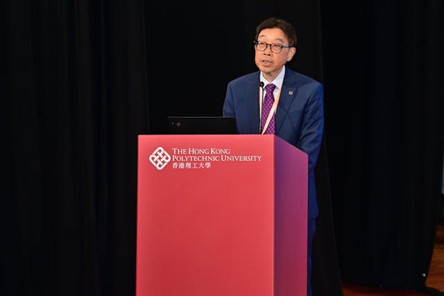 理大副校長（教學）曹建農教授表示，人工智能與數據分析技術自 2022 年起已逐步融入教學課程體系。