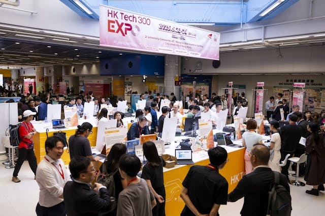 城大於今年五月舉行「HK Tech 300 Expo」創新創業博覽,匯聚近300間專注於不同科創領域的初創企業,並舉行超過60場創業投資路演,展示城大成功將科研成果轉化落地,推出巿場,為社會帶來正面影響。(圖片來源:香港城市大學)