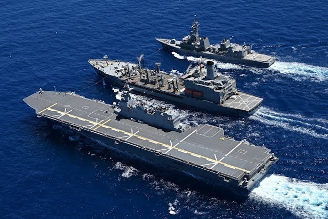 頻繁的軍事展示與演習表示,日本在軍事準備上表現出積極動向,尤其是在台海問題上的戰略考量。(日本海上自衛隊)