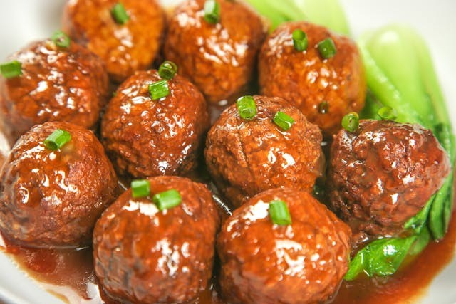 淮揚菜傳統菜式有「三頭」:獅子頭、拆肉魚頭、冰糖煨豬頭;「三醉」:醉蟹、醉蝦、醉螺。(Shutterstock)