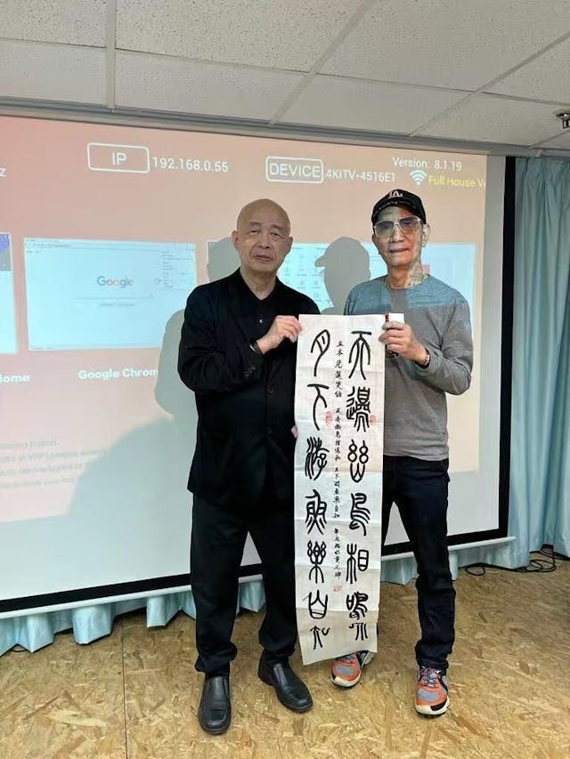 黃元璋贈送墨寶予亞洲週刊總編輯邱立本（作者提供）