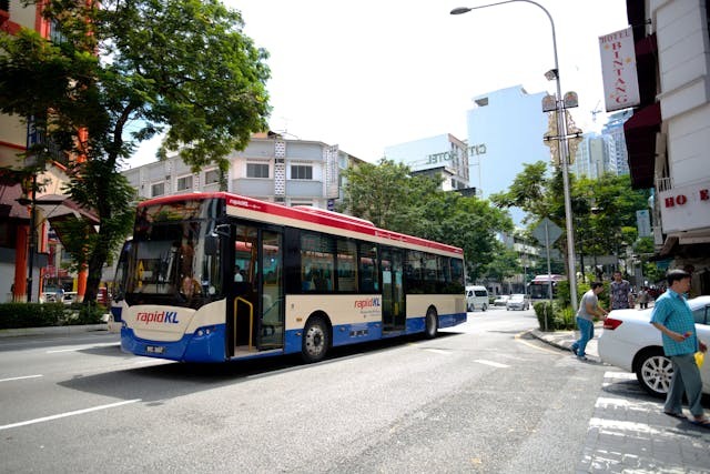 1980年代，新加坡的李光耀和馬來西亞的馬哈蒂爾提出了「亞洲價值觀」，公開表明亞洲和西方具有不同的價值觀和發展經驗，亞洲不會也不應當成為西方國家。（Shutterstock）