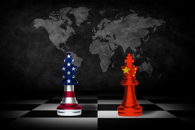 美國逆全球化思維還夾雜了地緣政治、跟中國較勁的部署，試圖以經貿手段打壓中國、拖慢中國發展。（Shutterstock）