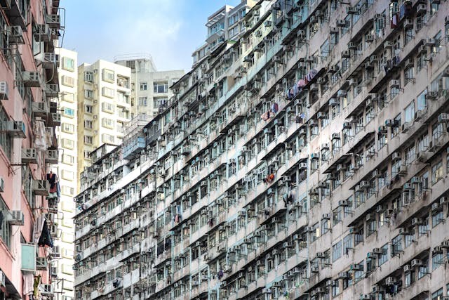 火災發生前,已有很多居民作出各種投訴,但都毫無用處,委員會應正視這問題,政府亦要自我檢討。(Shutterstock)