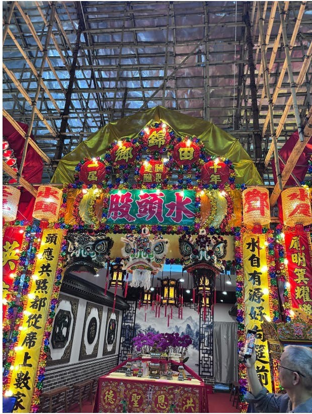 有人護佑民眾、解除困厄、讓日子得以安穩，便在口耳相傳與香火供奉之中， 得以反覆確認、 地位慢慢抬高，終至成為配享奉祀的存在。（作者提供）