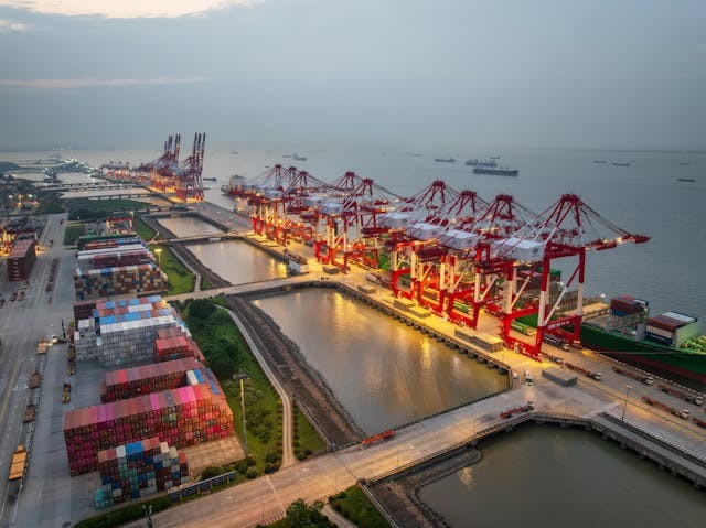 上海港是全球首個突破5000萬大關的集裝箱碼頭。（Shutterstock）