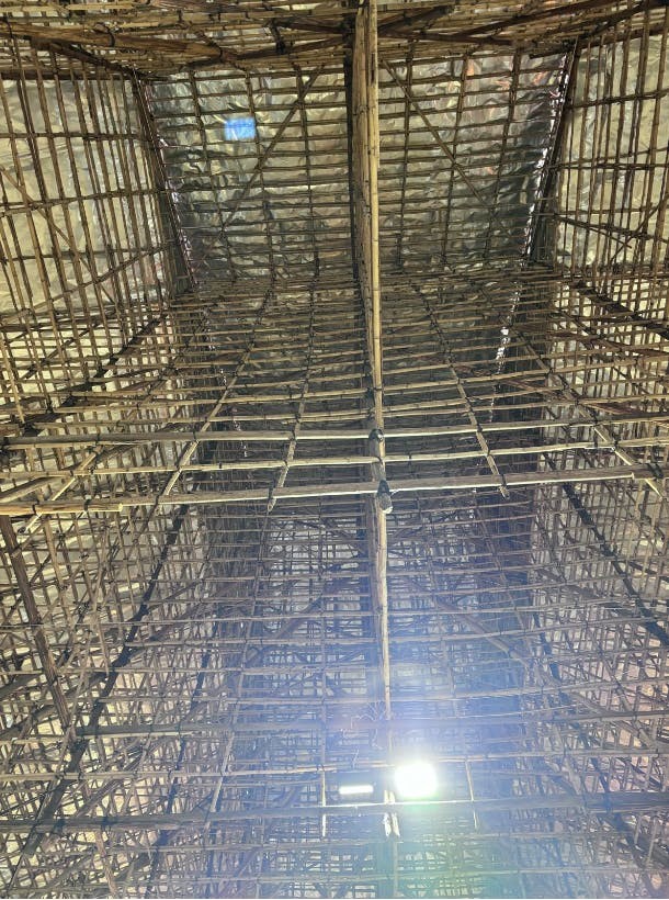 竹棚在這裡不是臨時搭起的佈景，而是儀式秩序本身的一部分。（作者提供）