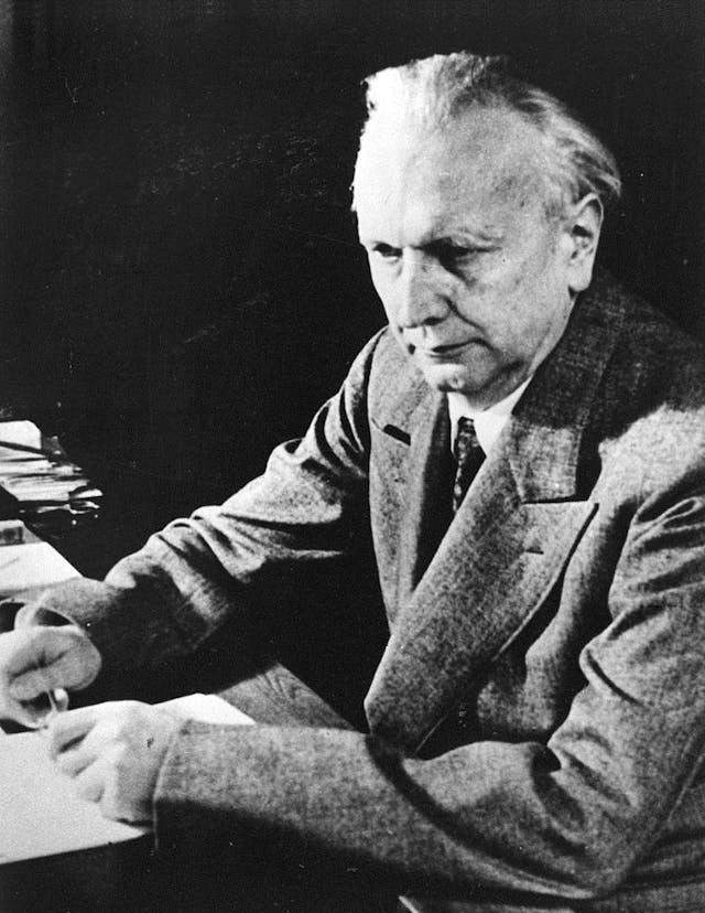 KARL JASPERS (1883 - 1969) Philosophe allemand en 1946.
?MP/Leemage
&lt;ame_info&gt;
&lt;codice_db&gt;AA095251&lt;/codice_db&gt;
&lt;nome_db&gt;dbdocumenti&lt;/nome_db&gt;
&lt;larghezza_hres_mm&gt;269&lt;/larghezza_hres_mm&gt;
&lt;altezza_hres_mm&gt;361&lt;/altezza_hres_mm&gt;
&lt;risoluzione_hres_dpi&gt;300&lt;/risoluzione_hres_dpi&gt;
&lt;pixel_x_hres&gt;3179&lt;/pixel_x_hres&gt;
&lt;pixel_y_hres&gt;4264&lt;/pixel_y_hres&gt;
&lt;metodo_colore_hres&gt;Scala di grigio&lt;/metodo_colore_hres&gt;
&lt;/ame_info&gt;