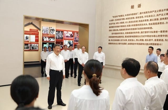 ?»?????Ƭ?????ݣ?2025??11??8??
11??7????8?գ??й?????????ǡ???????ϯ???????ί??ϯϰ??ƽ?ڹ㶫???졣????7?????磬ϰ??ƽ??λ??÷????÷???????????Ҷ??Ӣ????ݲι?ʱ??ͬ??????Ա???н?????
?»??緢??Ф? ?㣩