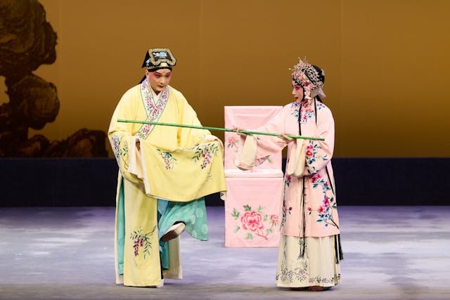 而在身段做手方面，他端嚴的行藏，表現出角色內心的我本軒昂；但另一方面，他表現掩飾懦弱，故作不羈輕佻，卻不時加插一些現代舞台才出現的小動作，這最明顯就是「抖腳」。（IMG）