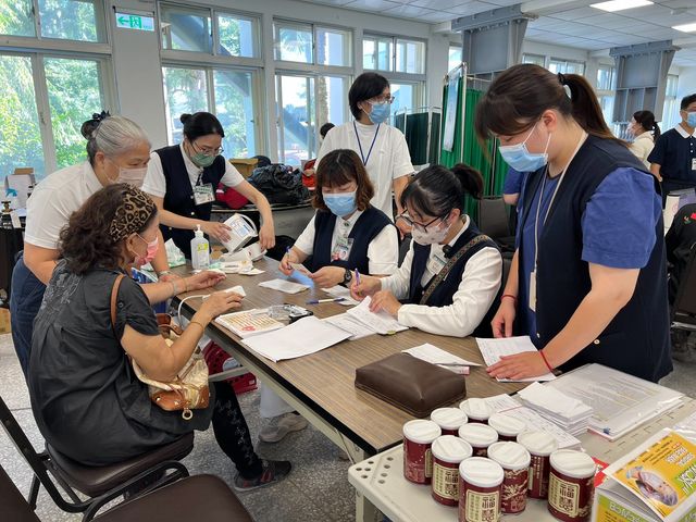 9月27日花慈在在光復市區仁愛街上加開第3個醫療站，處理鏟子超人在清掃環境時的外傷與縫合需求。(花蓮慈濟醫院Facebook)