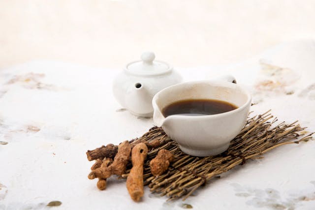 娃鬧夜別先急着歸因受驚，多觀察呼吸、吃奶細節，找對根源才能解決問題。（Shutterstock）