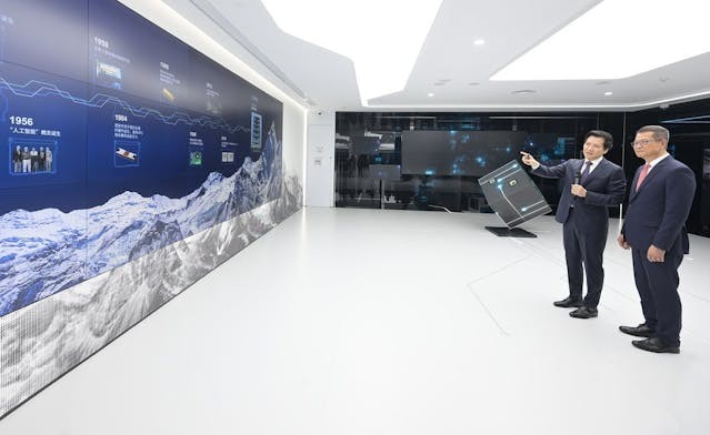 2023年陳茂波在上海時訪問了這家GPU企業，向公司負責人推介香港在「一國兩制」下的各種優勢。（財政司司長辦公室）