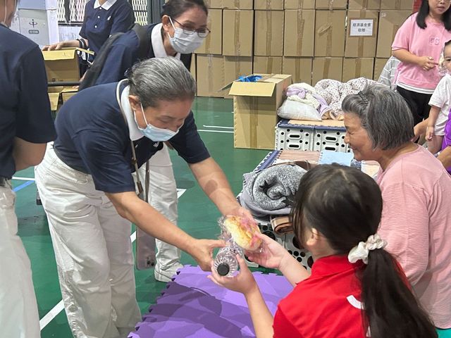 「懷着一分祝福的心，希望把上人跟常住師父們的一分心意趕快送到災區，讓我們的鄉親、有需要的人，可以填飽肚子。」（慈濟慈善基金會Facebook）