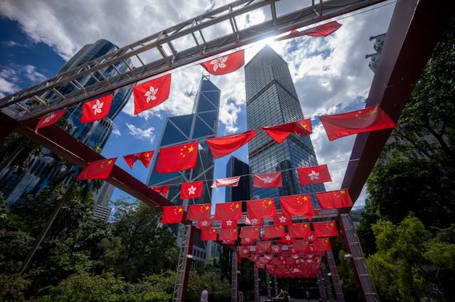 當今香港置身全球政經秩序重構、科技革命浪潮奔湧、產業結構深度調整的歷史洪流,城市治理亟需以動態視野破局。(Shutterstock)