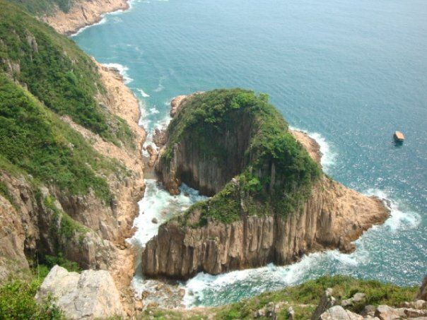 這個洲的形狀宛如「金魚擺尾」,如果乘小舢舨在海上遊覽,就會看到山崖旁被海水撞擊而成了的吊鐘洞、海蝕拱門及海岸柱狀節理景色。