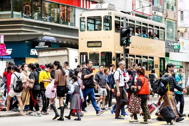 據《人口推算》，本港人口於這20年將自然減少約70萬人（死亡比出生多出約70萬），假如完全無移民進出，即淨移入為零，2046年人口只餘下約680萬。（Shutterstock）