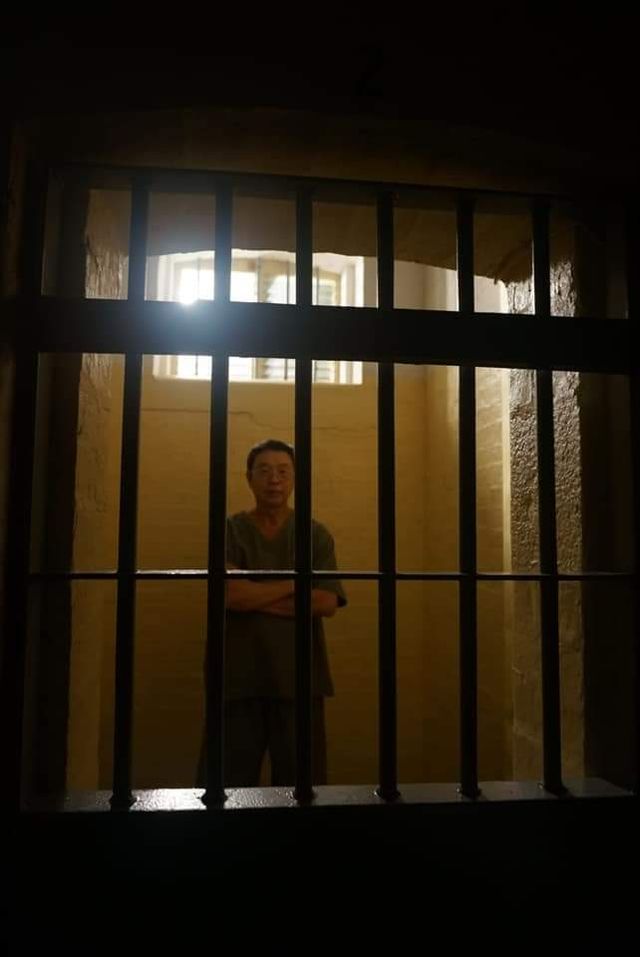 作為1967年,第一個觸犯港督頒布的「緊急法例」而判入獄18個月的官立中學學生,石中英在「黥面」53年後,重返「大館」B倉,義演藝發局贊助的半紀錄片《憂鬱之島》。