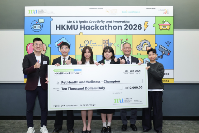 「寵物健康及全健」組別冠軍隊伍「Pawsitive Vibes」接受都大校長林群聲教授（右二）、OneDegree 香港品牌與行銷傳播副主管徐洛晴女士（右一）及香港青年創業家總商會會長謝海發教授（左一）頒發支票。團隊成員包括李兆基商業管理學院盧凱盈（右三）、陳珮盈（左三），以及科技學院梁仲豪（左二）。