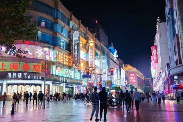 不一定要鼓勵消費文化，節儉並把省回來的錢用在投資之上，亦可更有力的推動長遠經濟增長。(Shutterstock)